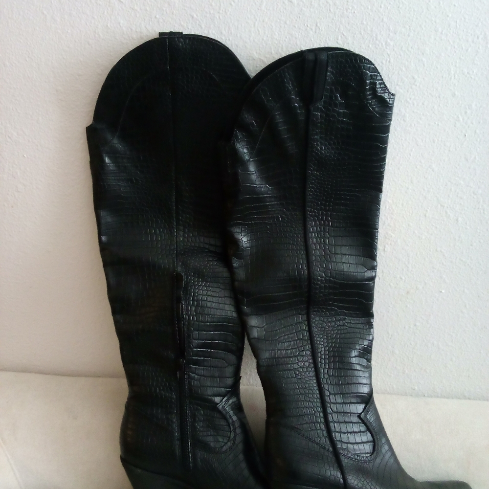 Sleek Black Heeled Boots with Polished Finish